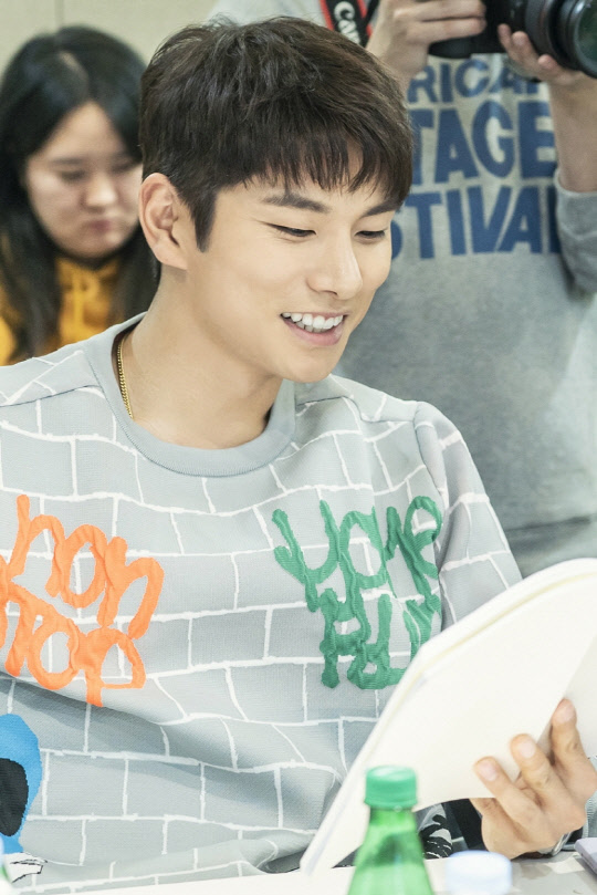 이이경, '와이키키' 공식 웃음 자판기! 똘끼 충만한 생계형 배우 이준기 役